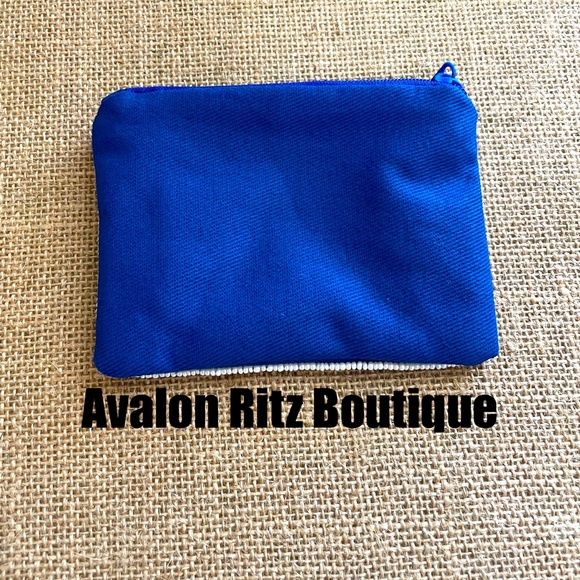 💙🏈RESTOCK!! Kentucky Blue White Beaded Paw Print Coin Case - Picture 2 of 2